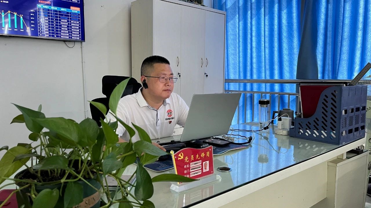 凯时尊龙圣地孕育纬编工匠，，创新劳务助力人才振兴！！！！记凯时尊龙智能科技集团“凯时尊龙袜业工匠”劳务品牌代言人林国龙